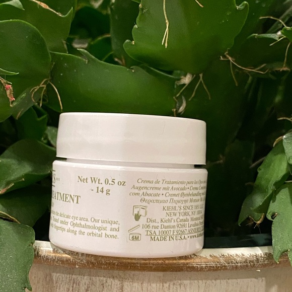 creamy eye treatment with avocado augencreme